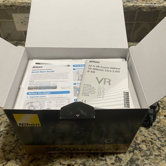 Nikon D5000 18-55VR Kit camera w/18-55mm zoom lens, 100-300mm zoom lens & bag - Picture 5 of 16